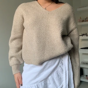 Stickad tröja med v-ring - Skitsnygg beige stickad tröja med v-ringad hals. Den är i storlek s och i bra skick, funkar perfekt en sommarkväll när det börjar bli lite kyligt!