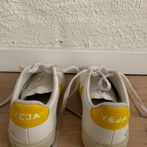 Veja skor strl 36 - Säljer mina Veja sneakers för att dem är försmå. Har använts 2 gånger och är nästan helt nya. Pris kan diskuteras!!🙏🙏