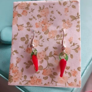 Örhängen  - Ert par chili örhängen ej använda 