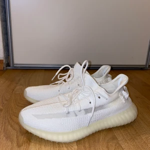 Yeezy boost sneakers  - Säljer nu ett par falska yeezys som köptes för 60€ alltså ca 650kr jag säljer dem för 400kr då dom aldrig är använda bara testade!  storleken är 42-44 