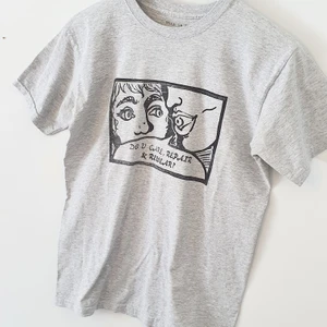 Ljusgrå t-shirt🖤 - En ljusgrå t-shirt med svarta screentrycket "Do you care repair and rewear?"  🖤 Storlek: S (Dam)