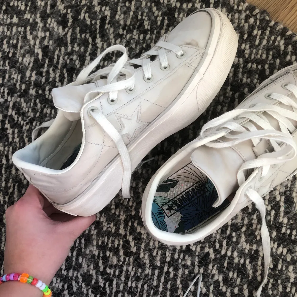 Säljer dessa otroligt snygga Converse-skorna i modellen One Star Platform då de aldrig kommer till användning 🦋😇 150 kr + frakt. Skor.