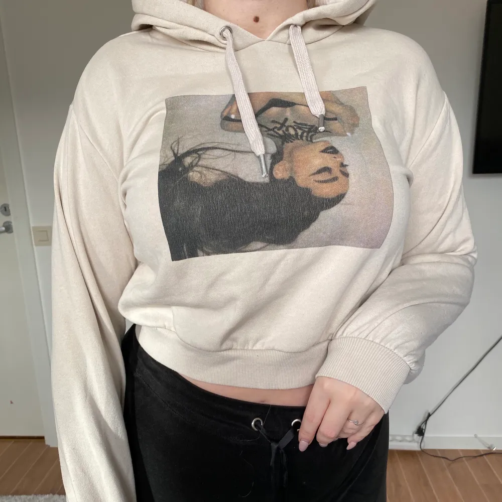 Säljer min tröja från H&M med Ariana Grande motiv, använder inte längre tyvärr! Köparen står för frakt och pris kan diskuteras! 🥰. Tröjor & Koftor.