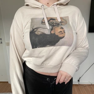 Ariana Grande tröja - beige - Säljer min tröja från H&M med Ariana Grande motiv, använder inte längre tyvärr! Köparen står för frakt och pris kan diskuteras! 🥰