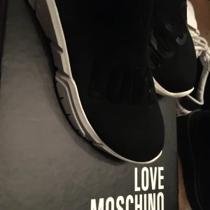 Love moschino äkta - Storlek 35 passar oxå 36