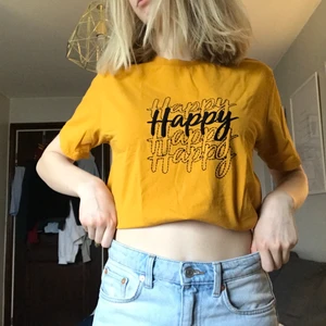 Monki t-shirt - Gullig gul tröja från Monki! Bra skick även om den är väl använd, passar bra bpde till vår och sommar