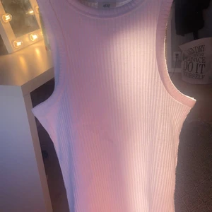 Ribbat linne i strl Xs/S  - Vitt linne från H&M aldrig använt säljer pga för liten storlek 