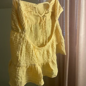 Zara topp - En jättefin sommartopp från zara i storlek S, köpte  sommaren 21 för 359kr. Knappt använd så den är så gott som ny. Skriv om du vill ha bilder på!💛