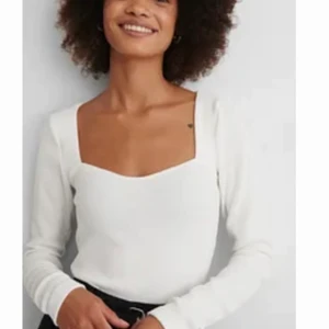 Vit ribbad topp - Säljer en superfin ribbad topp från NA-KD reborn collection, som är helt slutsåld. Toppen är använd några få gånger, därav toppenbra kvalitet. Storlek XS. Köpt för 249kr men säljer för 80kr.⚡️ Kan skicka fler bilder!