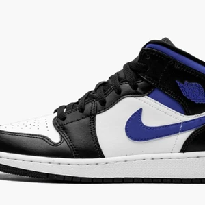 Air Jordan 1 mid white racer blue - Säljer mina jordans eftersom att jag inte använder dom. I gott skick. Köpta från Restocks (skor kan ej retuneras)
