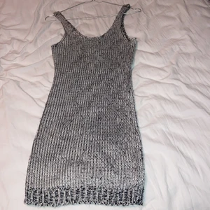 H&M klänning  - H&M Divided silver klänning Storlek: S (EUR 34), Färg: Silver (Oanvänd)