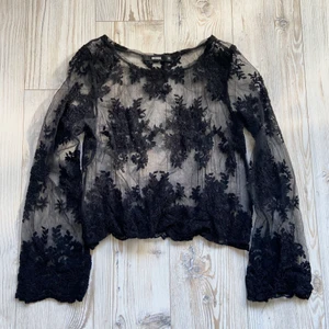 Vacker spetstopp 🖤 - Vacker spetstopp från Bik Bok i storlek XS 🖤 Passar mig som har S/M i toppar ! Säljer då den inte har kommit till användning, därav är den även i fint skick 🖤