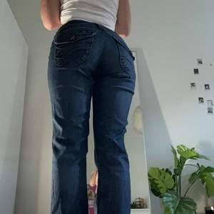 Säljer mina skit snygga lee jeans med sjukt coola detaljer! Dem är i en jätte fin blå färg och har väldigt fin passform! Hör av er om ni har fler frågor eller är intresserade!