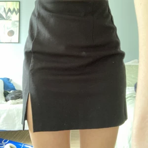 Svart kjol  - Svart kjol från Pull and bear! Passar XS-M!