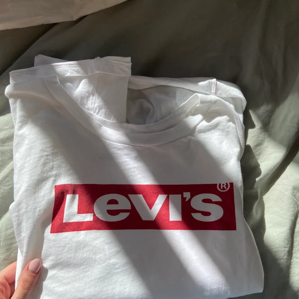 En basic men snygg tröja från Levi’s, knappt kommit till användning❤️ Passformen är lite oversized. Köptes för 299, säljs för 59!. T-shirts.