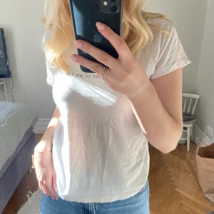 VIT T-SHIRT MED TRYCK - Fin vit T-shirt med tryck, bra skick🌟 Storleken är S! 