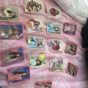 hej säljer dessa twice pre order photocards :) de är officialla och dom beiga är formula of love och rosa taste of love <3 jag kan även tradea för andra photocards