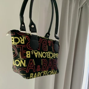 Snygg retroväska - Supersnygg (Barcelona) väska! Mycket trendig retroväska som jag själv älskar men behöver göra mig av med pga platsbrist🤩