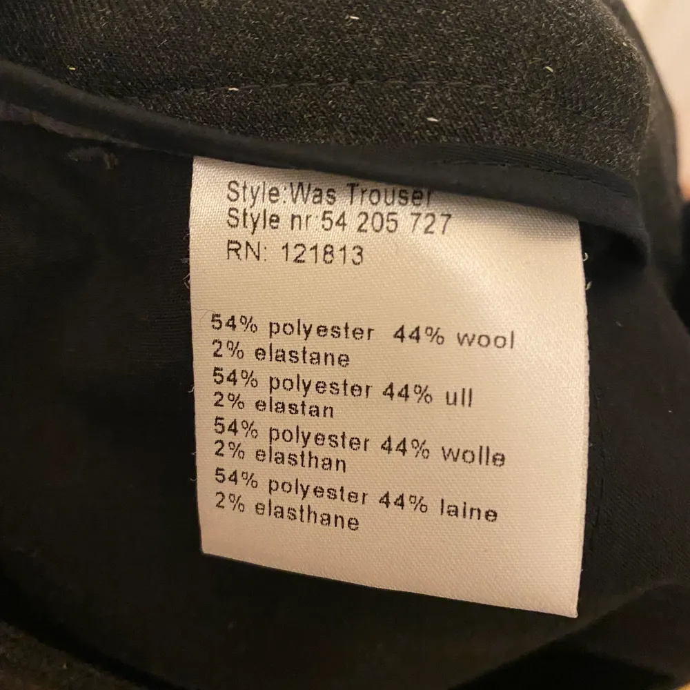 Grå Was trouser från HOPE, Mörkgrå med små små prickar, Strl 36, sparsamt använda, djur och rökfritt hem. Polyester, ull & elastan, köparen står för frakt som tillkommer beroende på hur det skickas. Jeans & Byxor.