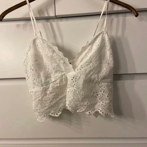 Topp från Jfr - Gullig topp från jfr, nyskick. Storlek 34. Pris:100kr. (Frakten ingår i priset)