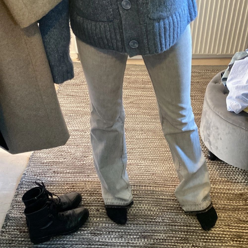 🤎 Grå jeans 🤎 Säljer dessa grå jeans, fickorna ser utvältrade ut men det är så dem ska se ut. Väldigt snygg färg och sitter väldigt bra, passar till allt! Säljer då dem inte används längre. Långa även på mig som är ca 1,74. ❗️Köparen står för frakten❗️. Jeans & Byxor.