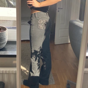 Lågmidjade jeans strl XS/S  - as snygga lågmidjade bootcut jeans från fornorino med coola fickor. Vet inte storleken exakt men jag på bilden är en XS/S i byxor. Hör av er privat för mått. Frakt tillkommer 66kr 😋