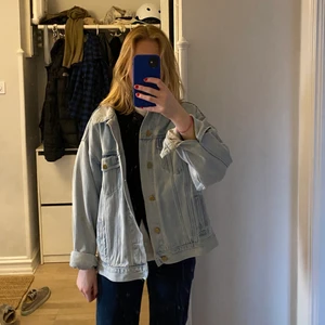 Oversized jeansjacka - Supersnygg ljus oversized jeansjacka! Perfekt nu till våren! Passar mig som är ca 175 cm lång och har storlek S/M. Köparen står för frakten!