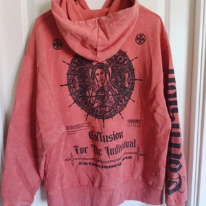 Oversized hoodie - Säljer denna sjukt snygga hoodie köpt på Asos då den är alldeles för stor. Den är i stl xxs men är  väldigt oversized. Helt ny och aldrig använd, hör av dig om du undrar nåt:)