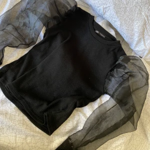 Zara  - säljer min jätte fina tröja från Zara då den inte kommer till användning . Storlek M men passar S med 💓