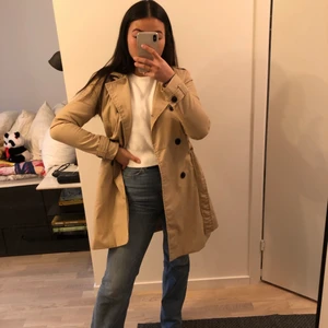 Trenchcoat - En supertrendig trenchcoat, knappt använd. Säljer för att den blivit för liten💓 passa på nu till våren🌷 kan står är hälften av fraktkostanden 