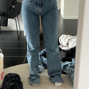 Jeans Regular Wide - Köpte dessa i oktober och har använt ett fåtal gånger då det är alldeles för långa på mig som är 156😤Synd då det annars sitter så bra på mig som vanligtvis har 34/36 på jeans