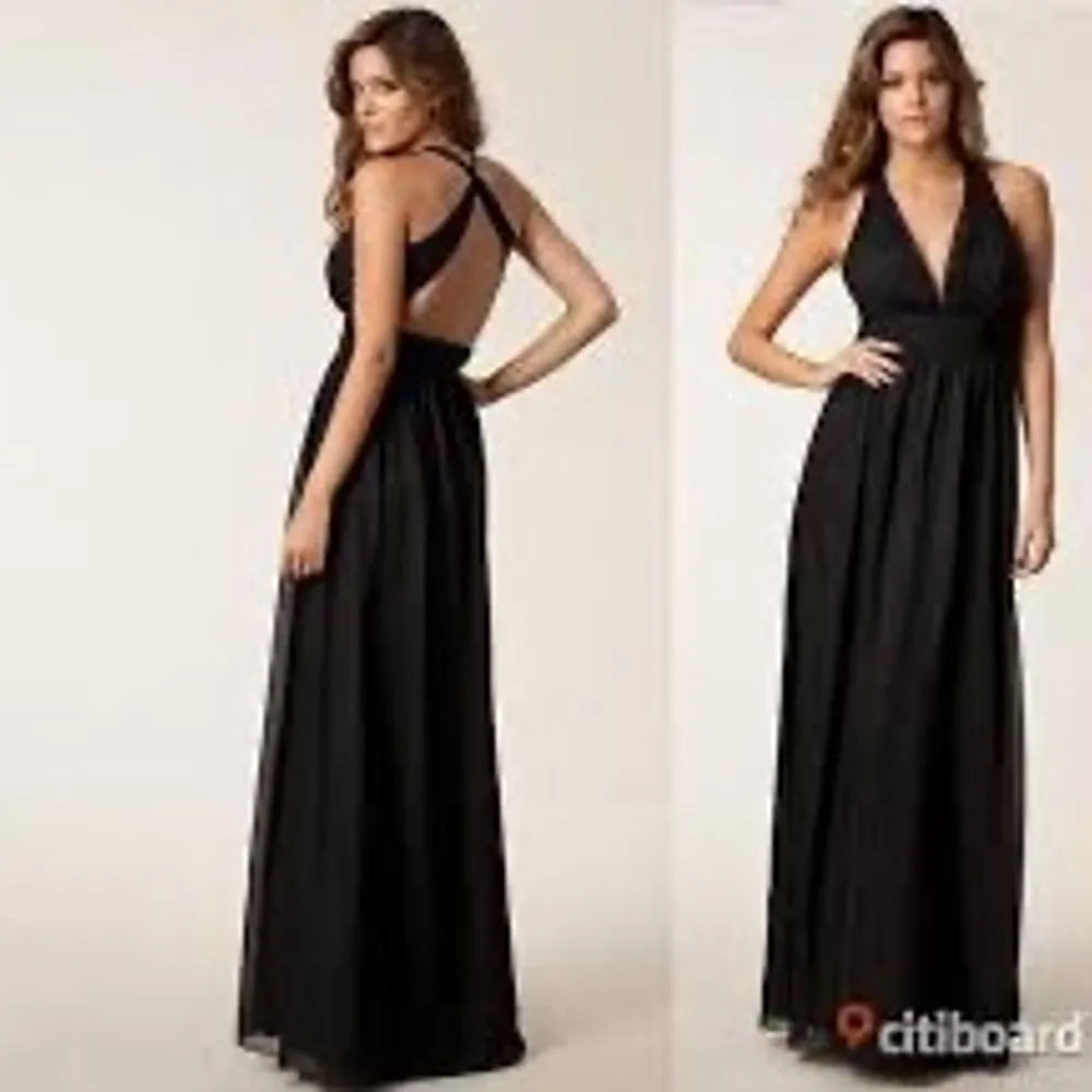 Hejsan! Säljer nu en ”balklänning” då jag hade den en gång i slutet i 9an💞💞 säljer den för 450kr exklusive frakt ❤️ den är svart och i ett fint stick, i storleken 34💞💞är 168cm. Klänningar.