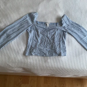 Tröja från hm. - Säljer en super fin sommar tröja från hm. Använd fåtal gånger för den inte passar mig. Skriv till mig om du vill köpa💗
