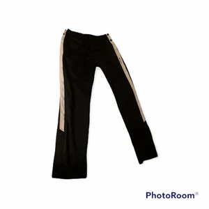 Champions byxor - Champions byxor med knappar på sidan, skriv om du vill ha fler bilder. Bra skick använt Max 5 gånger.