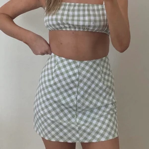 Rutit set  - Köpt här på plick, kjolen är för liten för mig så säljer setet. Original från shein. Helt nytt. 40kr + frakt 