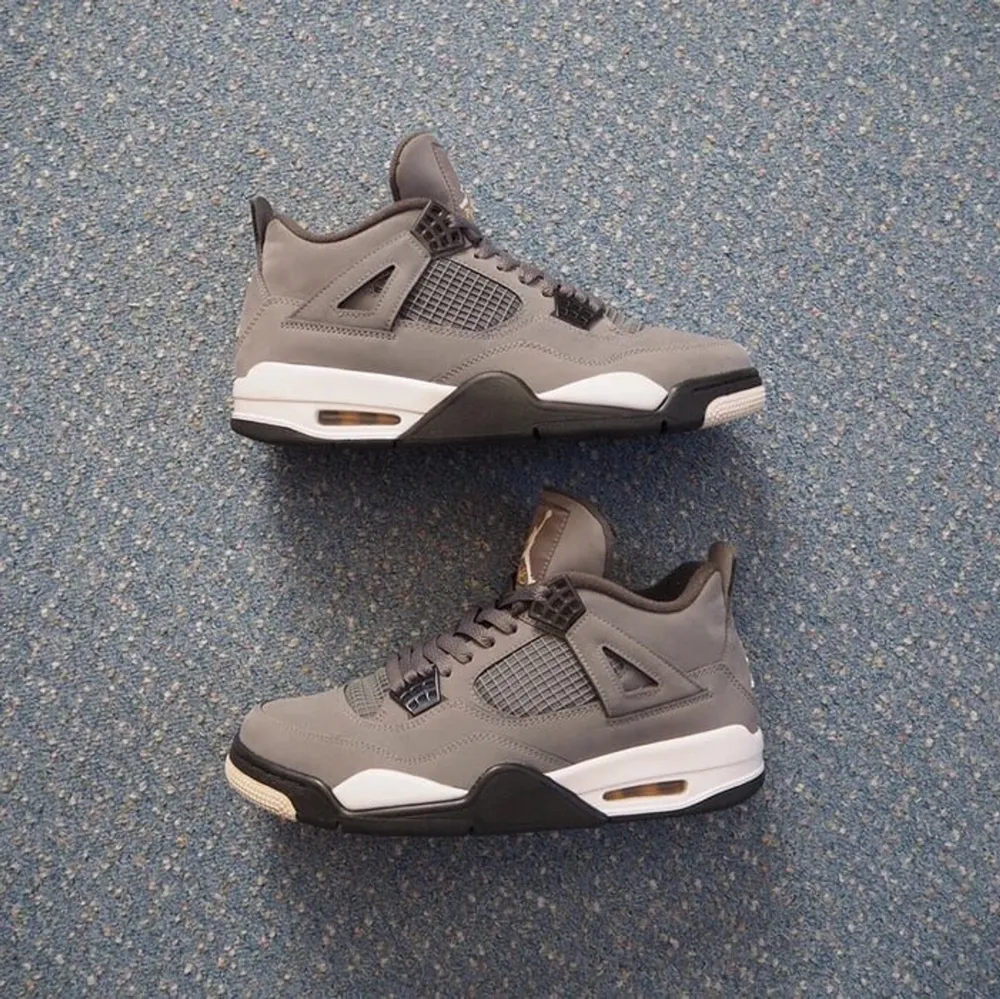 size: US 9,5 / EU 42-43 || Color: Cool Grey || Condition: Gently used. Skor.
