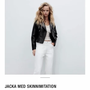Zara, jacka med skinnimitation  - Trendig svart skinnjacka från Zara i nyskick 