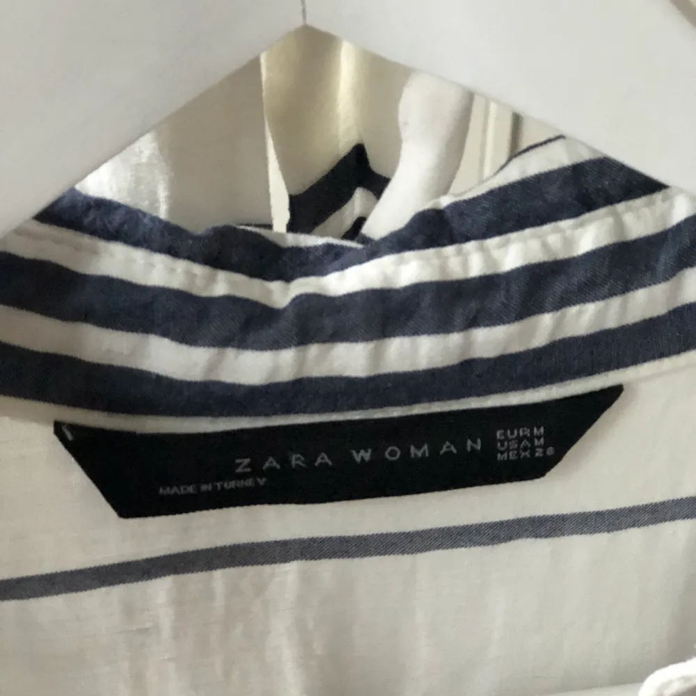 Långklänning från Zara i strl m men passar snarare en S. Superfin och i väldigt fint skick!. Klänningar.