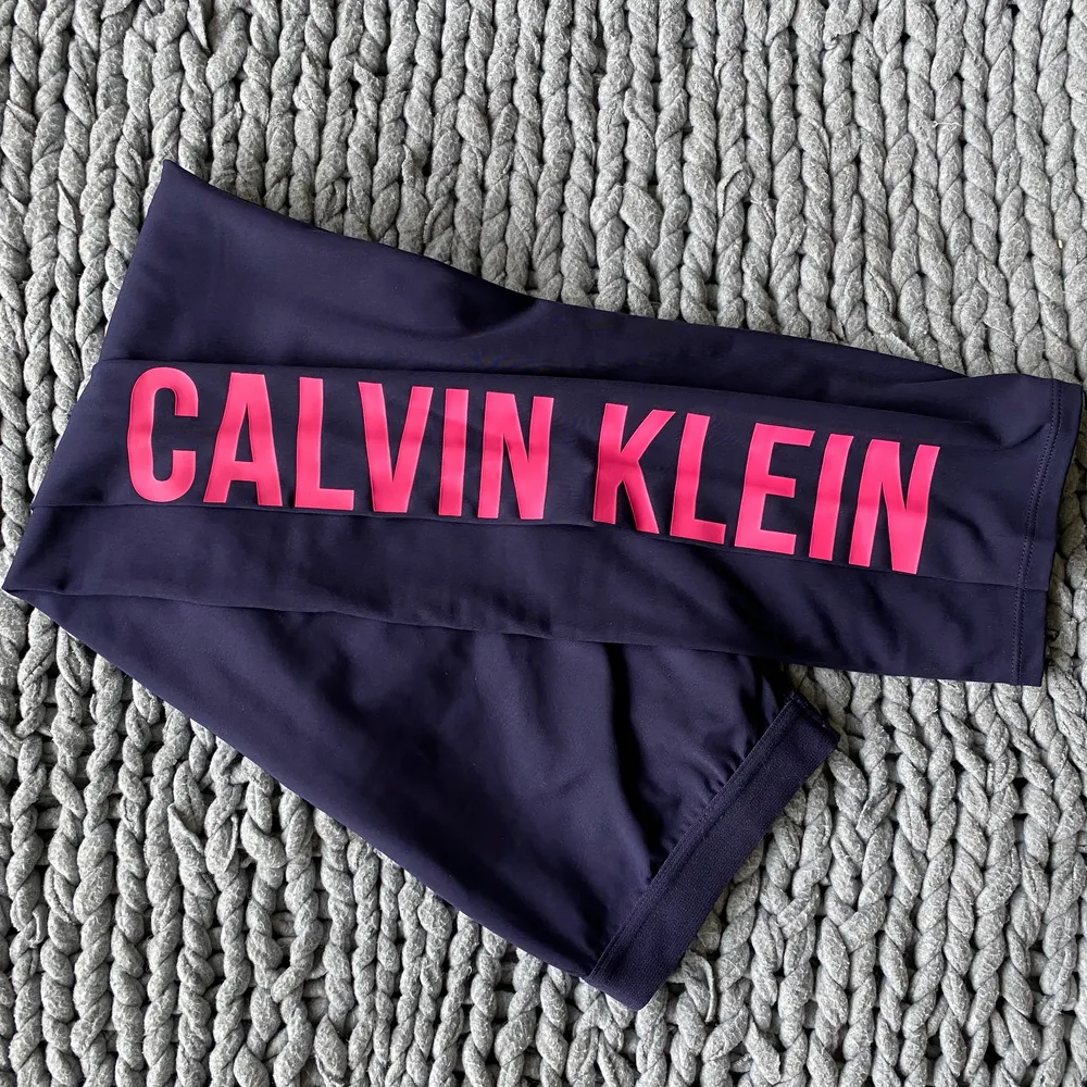 Träningstights Calvin Klein. Mörkblå med rosa print på benet. Högmidjade, skön passform och få skavande sömmar. Str S passform S-XS. Jeans & Byxor.