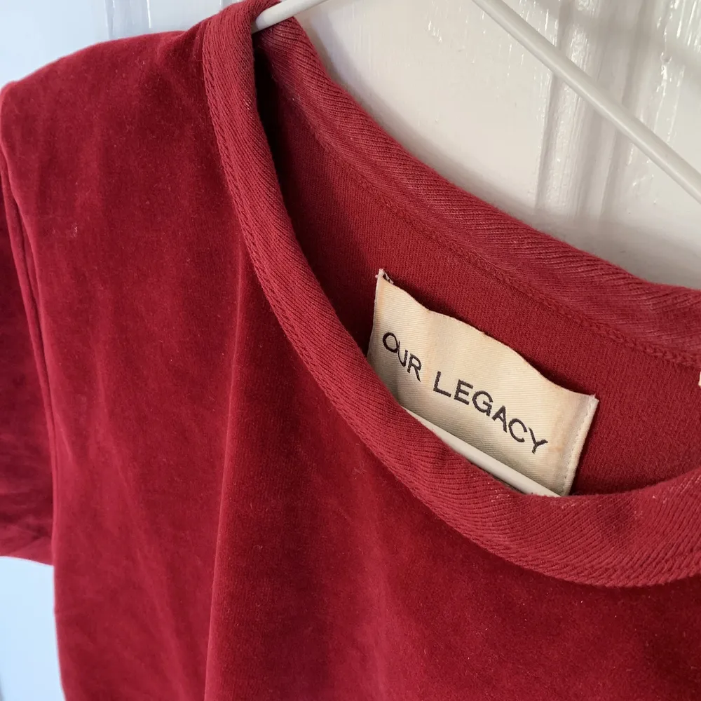 Sparsamt använd sammet T-shirt från Our Legacy. . T-shirts.