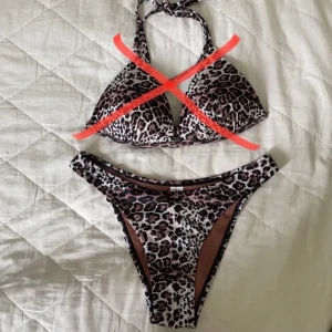 Bikini leopard mönster - (ENDAST NEDERDELEN KVAR).                  Jättefin bikini med leopardmöster från bikbok! Toppen: har knyte både på ryggen och i nacken. Kuporna är vadderade och ger push-up. Toppen är i storlek S, och trosorna är i storlek XS. De två sista bilderna är tagna från Bikboks hemsida, och ser ut som bikinin jag säljer, bortsett från färgen! Använd endast några få gånger. (Om du vill köpa endast en del för sig kostar dom 40kr styck) Hör gärna av dig vid frågor🤎🤎🤎