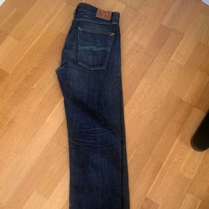 Nudie Jeans 34/32  - Har varit uppsydda, därav ser det ut som på bild 3 på 2 ställen. Annars inga defekter. 