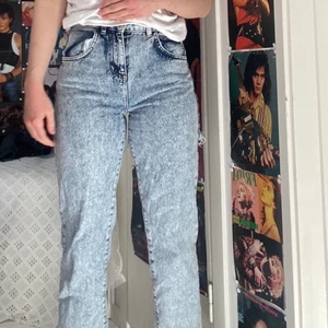 Stentvättade jeans Collusion - Stentvättade straight jeans (x005 STRAIGHT) från Collusion i modellen petite, i en kortare benläng (se bild), jag är 155 cm lång. Med slitningar baktill. Fint skick. Kan mötas upp i Uddevalla centrum om ej så står köparen för frakten. 