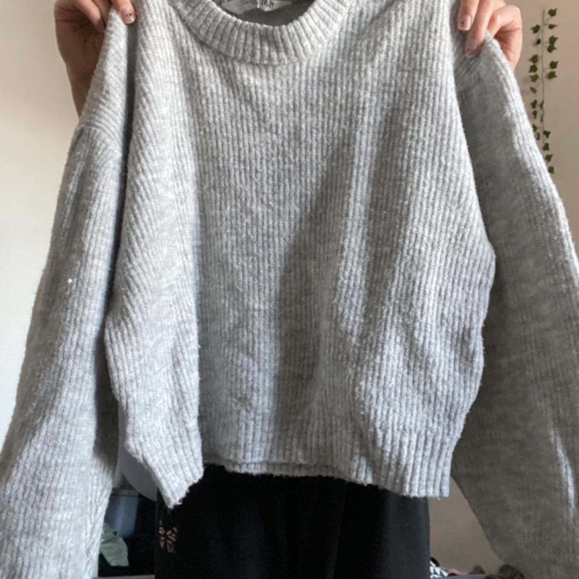 Stickad tröja grå