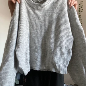 Stickad tröja grå - En grå tröja som är jätte skönt och inte stickig, andvänd några gånger, fråga om det är någonting annat ni vill veta och jag står inte för frakten men om ni är intresserade så tittar jag upp vad frakten är💕
