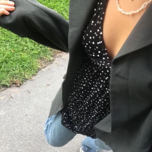 halterneck linne - Super fint linne med små hjärtan på:) Det är ganska långt, slutar typ mitt på rumpan. Öppen rygg och faller fint! 