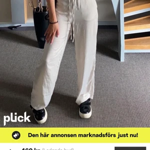 Satin byxor  - säljer ett exakt likadana byxor som på första bilden bata i svarta, också från hm som är satinbyxor, säljer då de aldrig används, skriv för fler bilder, skulle passa nån mellan 165-170 