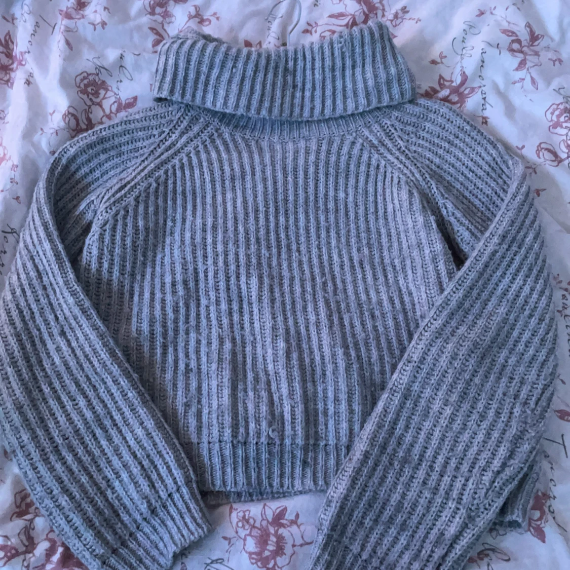 Stickad tröja grå