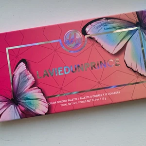 BH Cosmetics Laviedunprince palett - Ett par färger är swatchade, någon ytterst lite använd. Som ny! Samarbete med kända makeup artisten!Se sista bild för att se färgerna. Bra recensioner. Skriv gärna vid frågor.  Katt och hund finns i hemmet