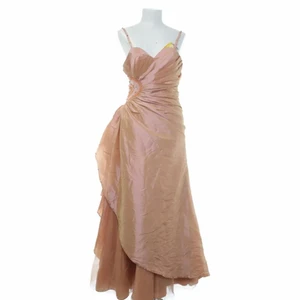 Underbart Vacker Fest/Balklänning - Underbart Vacker Rosa/Åflerfärgad Fest/Balklänning.Använt bara engång.Mycket bra skick.Storlek 40 men passar 38.Spårbar frakt 99kr.